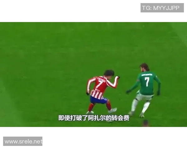 足球明星场内外形象大比拼：赛场表现与私人生活的鲜明对比